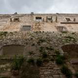 ...funge da base del sovrastante edificio contraddistinto da finestroni e mensoloni litici